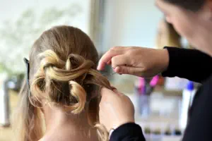 Friseurin bei der Arbeit, Frisur mit Locken.