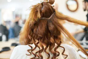 Friseurin bei der Arbeit, Frisur mit Locken.