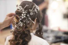 Friseurin bei der Arbeit, Frisur mit Locken.