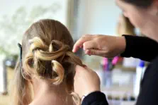 Friseurin bei der Arbeit, Frisur mit Locken.