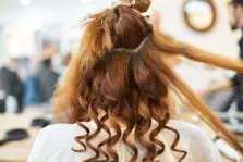 Friseurin bei der Arbeit, Frisur mit Locken.